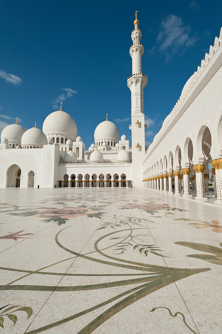 UAE, Courtyard of Sheikh Zayed Grand Mosque; Abu Dhabi