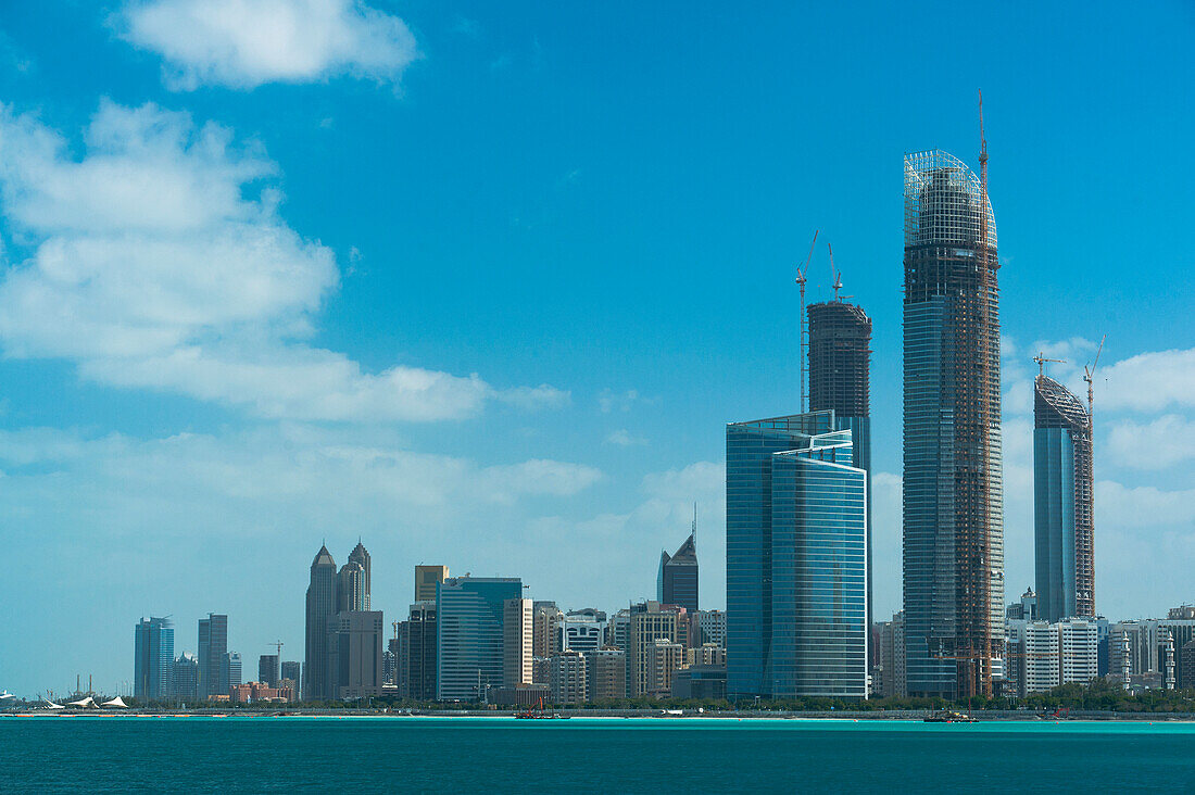 Blick über die Bucht auf die Hauptskylineabu Dhabi, Vereinigte Arabische Emirate