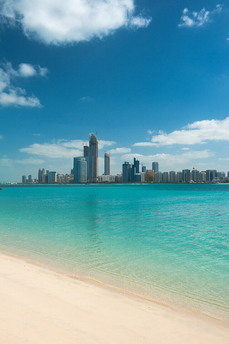 Strand auf der anderen Seite der Bucht vor der Skyline von Abu Dhabiabu Dhabi, Vereinigte Arabische Emirate
