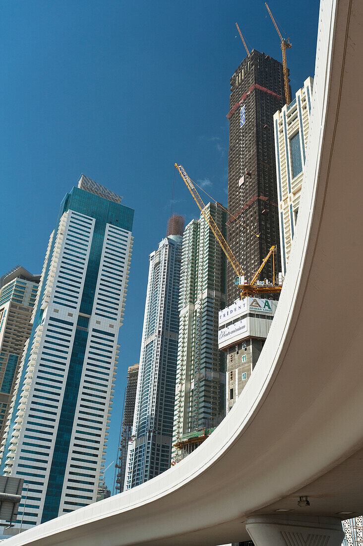 Dubai Marina, Dubai, Uaeroad Brücke vor hohen Wohn- und Bürogebäuden in Dubai Marina