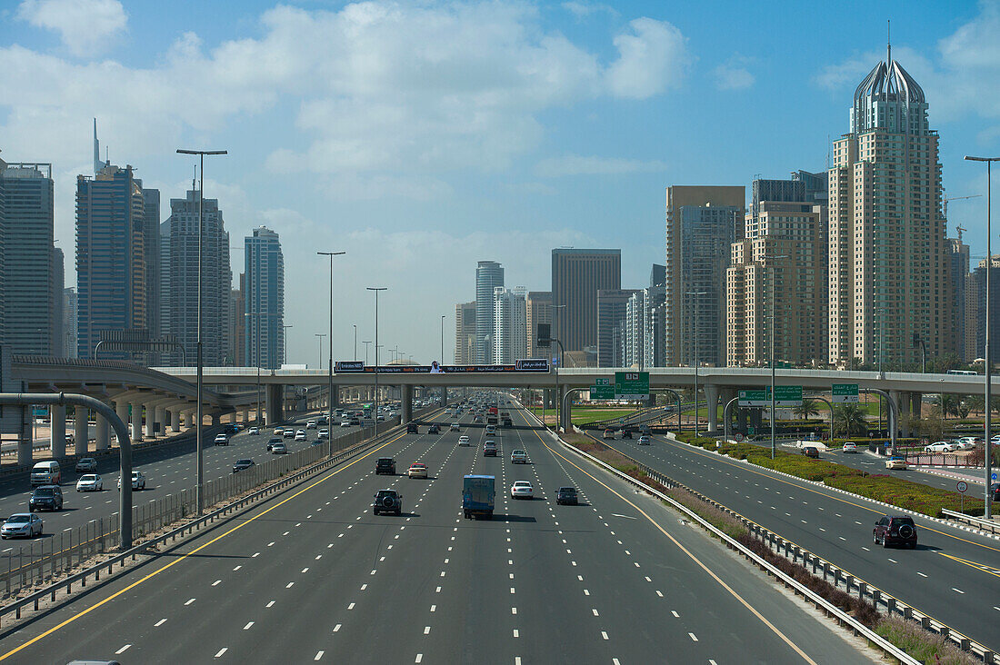 VAE, Blick entlang der Sheik Zayed Road auf das Dubai Marina Gebiet; Dubai