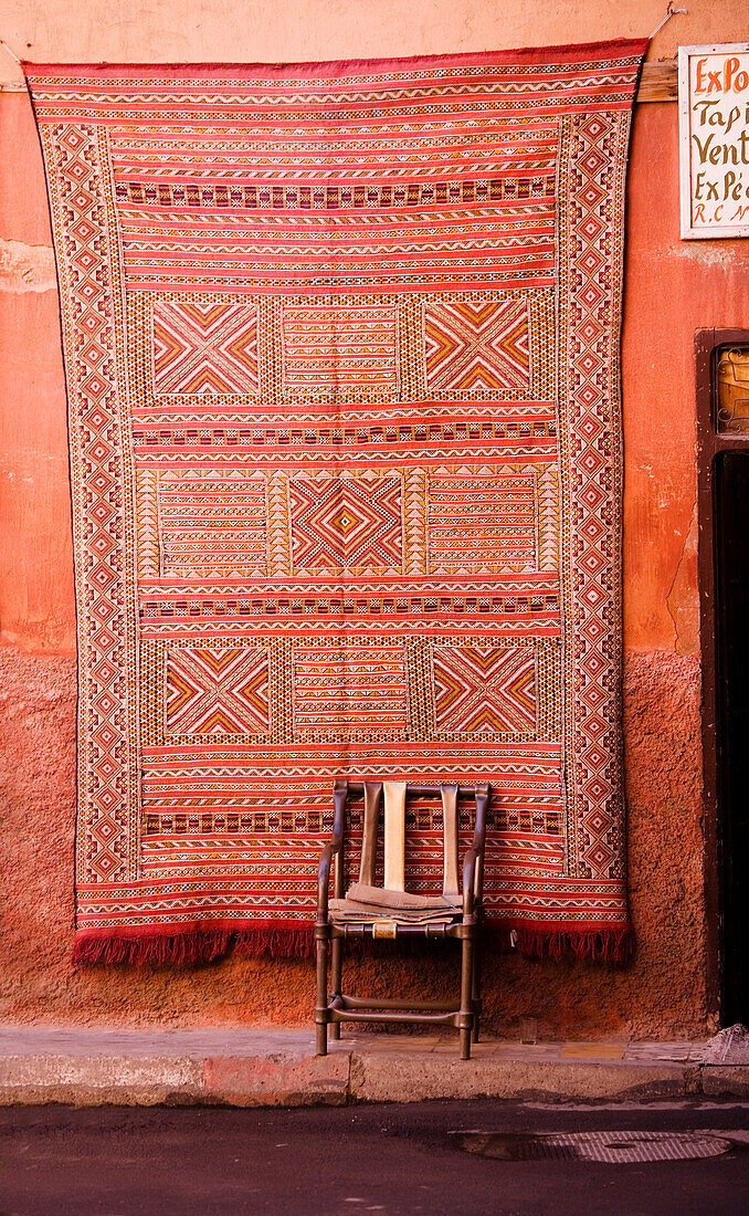 Ein Teppich, der an einer Wand in der Mellah hängt; Marrakesch, Marokko