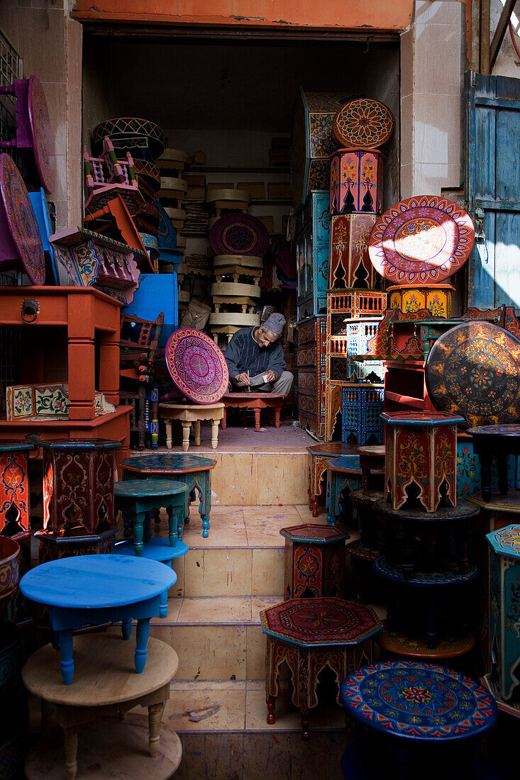 Handbemalte Tische auf dem Souk; Marrakesch, Marokko