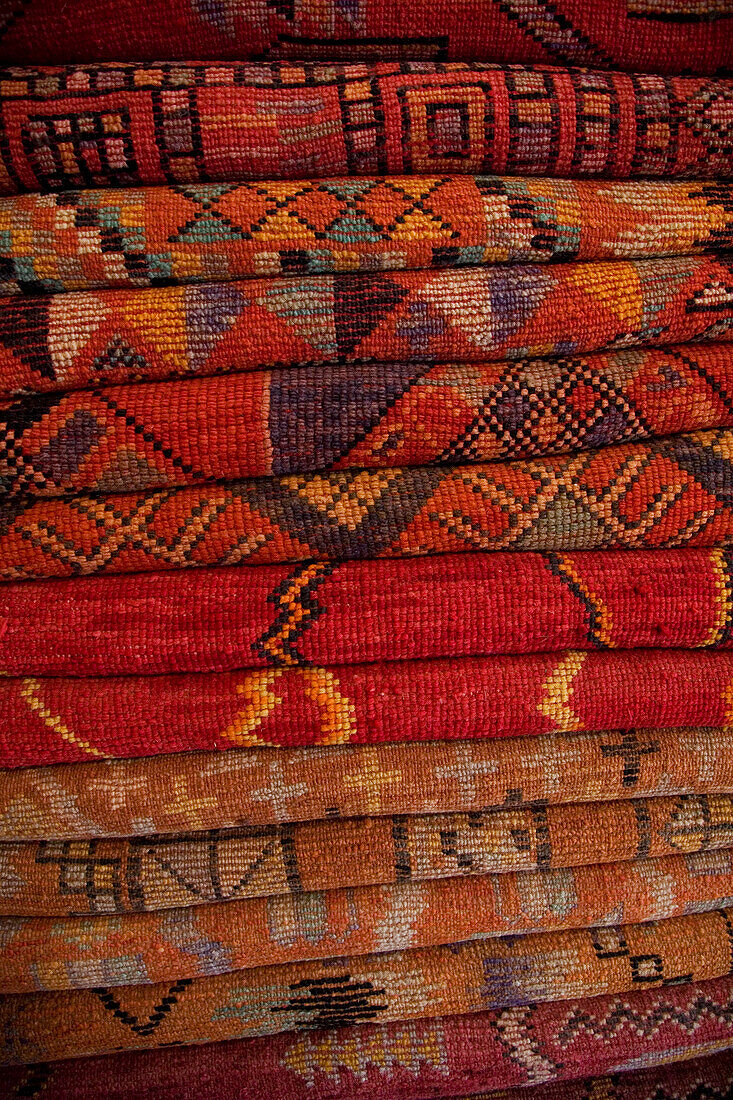 Stapel von mehrfarbigen Teppichen im Souk; Marrakesch, Marokko