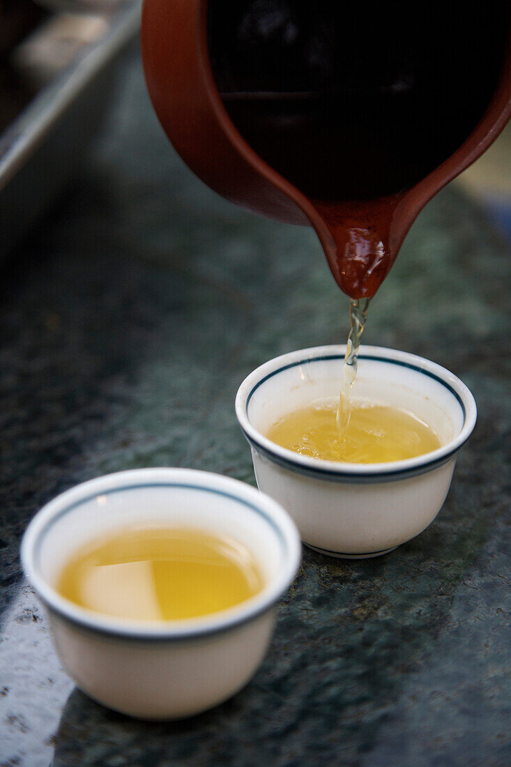 Tee einschenken Maokong Teeplantage Taipeh Taiwan