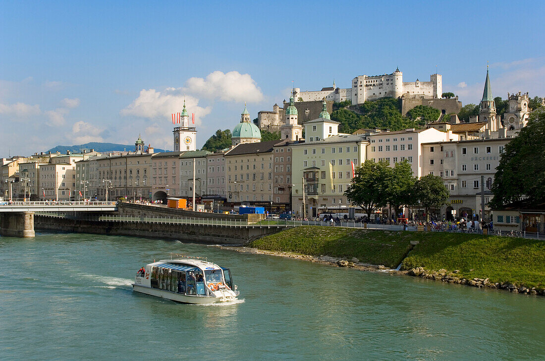 Europa, Österreich, Salzburg, Stadtbild mit Fluss Salzach und Ausflugsschiff
