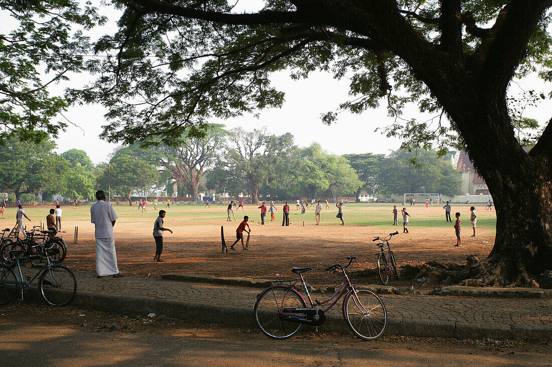 Kricketspiel; Fort Kochi, Kerala, Indien