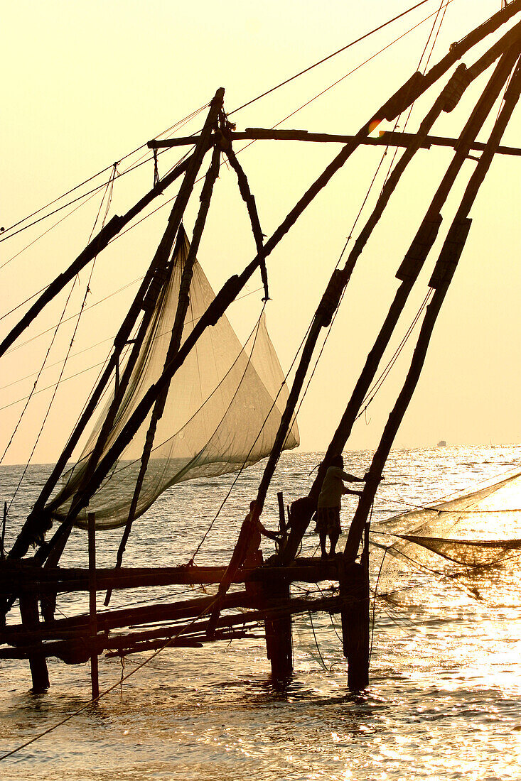 Chinesische Fischernetze auf dem Arabischen Meer, Malabarküste bei Fort Cochin; Kochi, Kerala, Indien