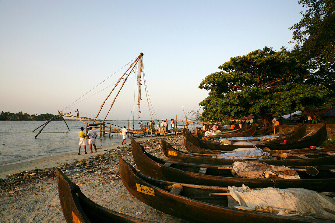 Chinesische Fischernetze an der Arabischen See, Malabarküste; Fort Kochi, Kerala, Indien
