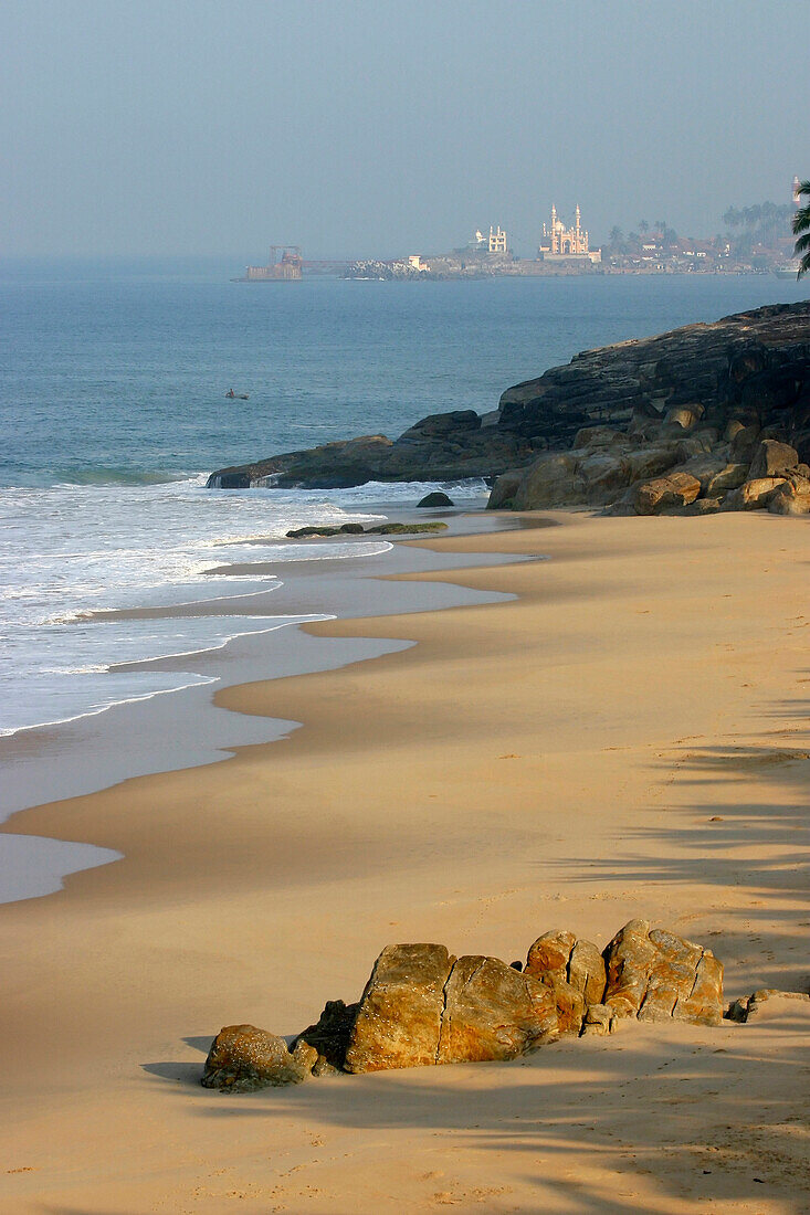 Strand und Gebäude in der Ferne entlang der Malabarküste; Kerala, Indien