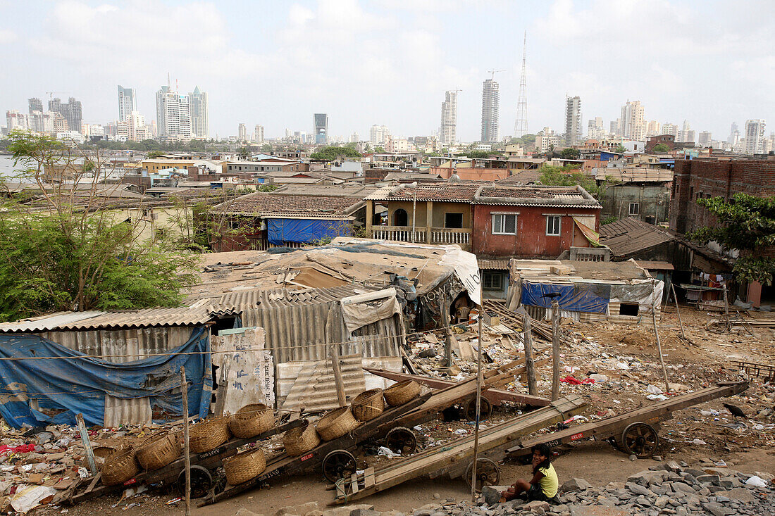 Fischerdorf Worli und städtischer Slum; Mumbai, Indien