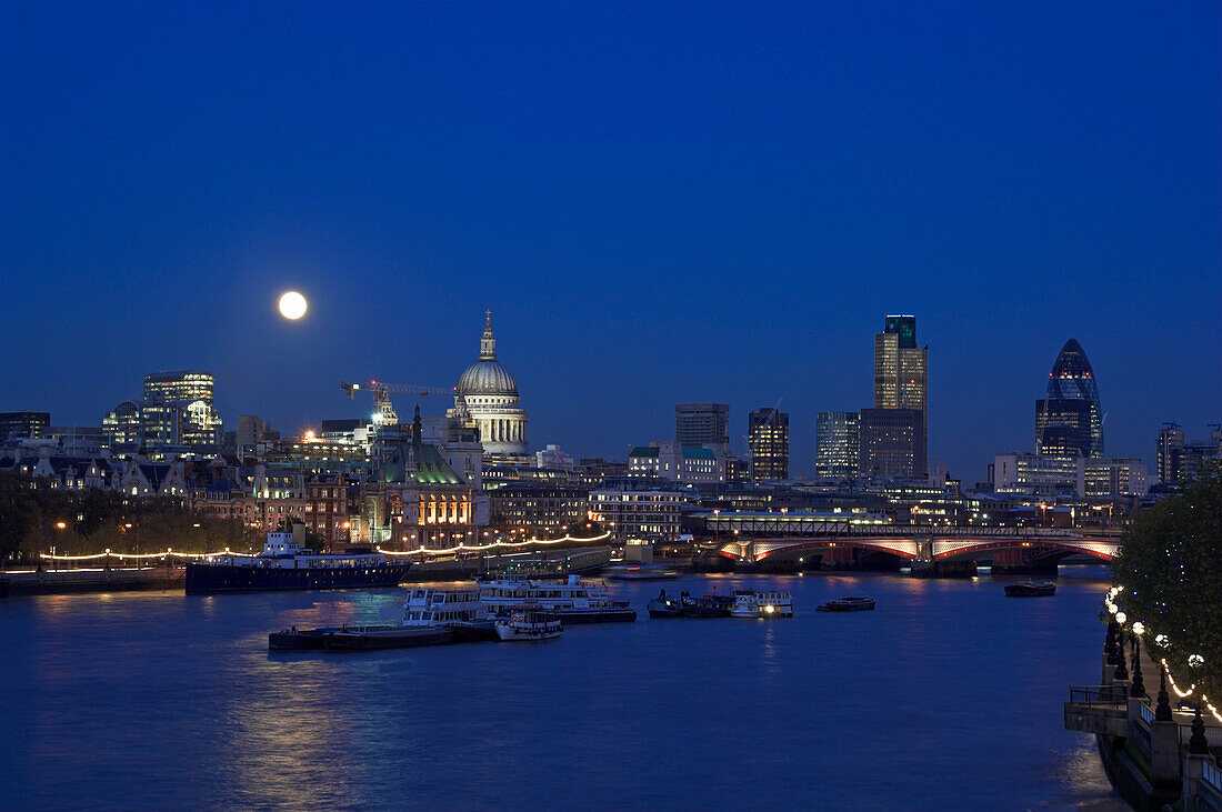 Uk, Gb, England, London, Stadtsilhouette in der Abenddämmerung mit Mond