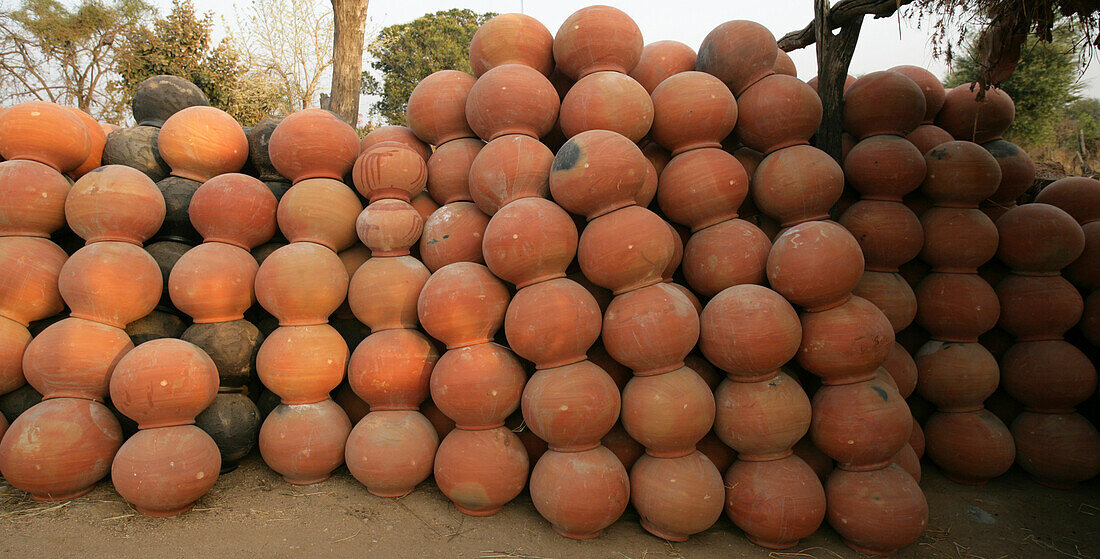 Zahlreiche Keramiktöpfe in einem Stapel, Töpferdorf; Madhya Pradesh, Indien
