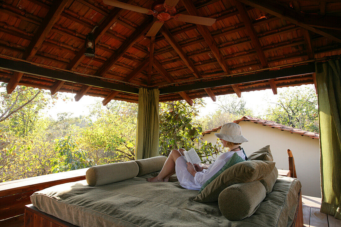 Entspannt und lesend in der Baghvan Wilderness Lodge, Pench National Park; Madhya Pradesh, Indien