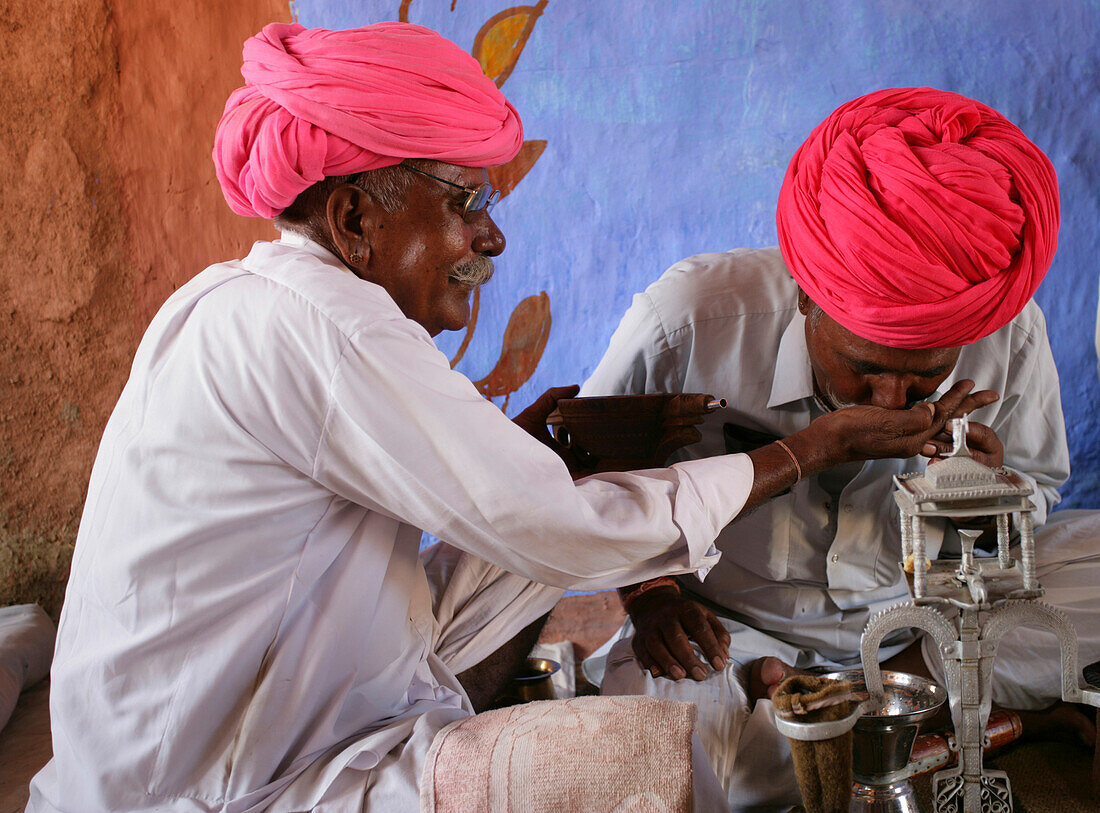 Opiumzeremonie in einem ländlichen Wüstendorf in der Nähe von Jodhpur Rajasthan Indien