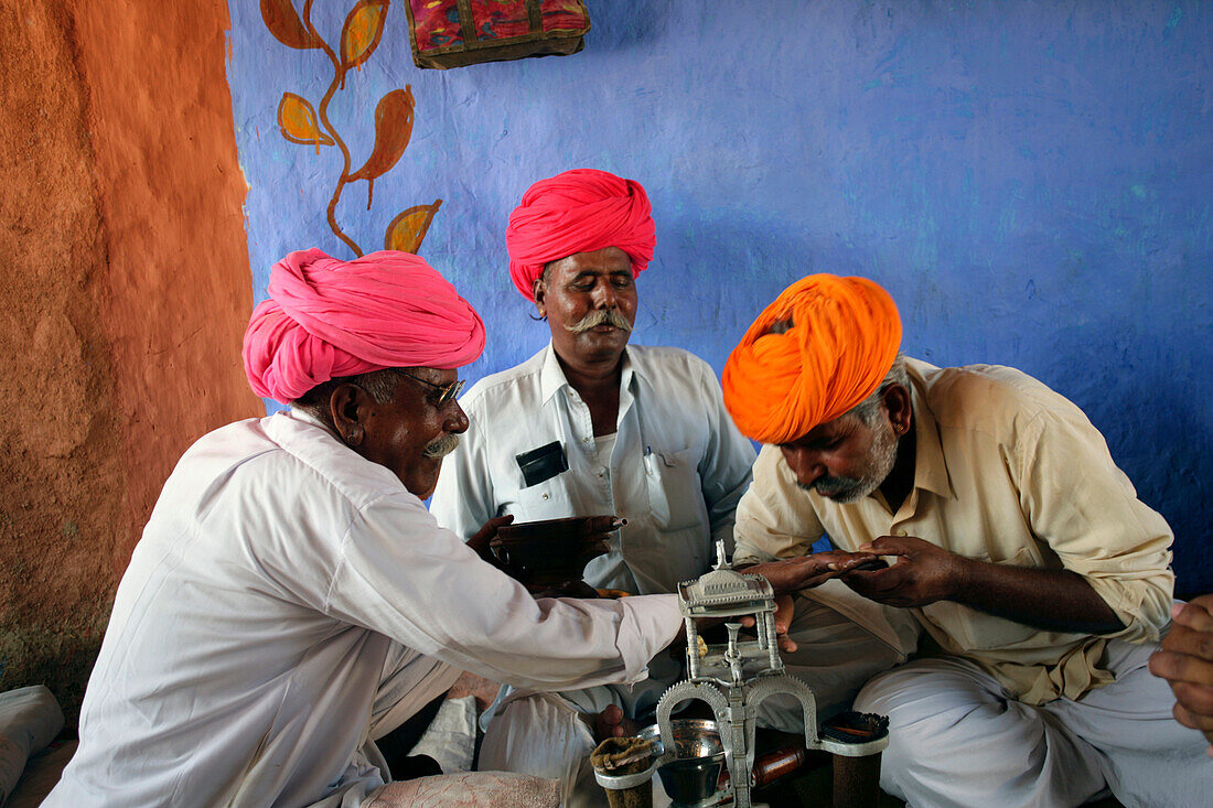 Opium Zeremonie in ländlichem Wüstendorf bei Jodhpur Rajasthan Indien