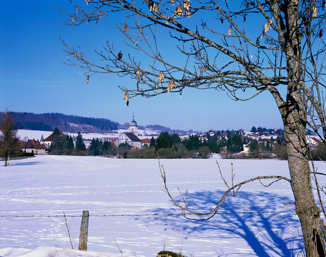 Dorf Mouthe im Winter Schnee.Jura Gebirge. Franche Comt