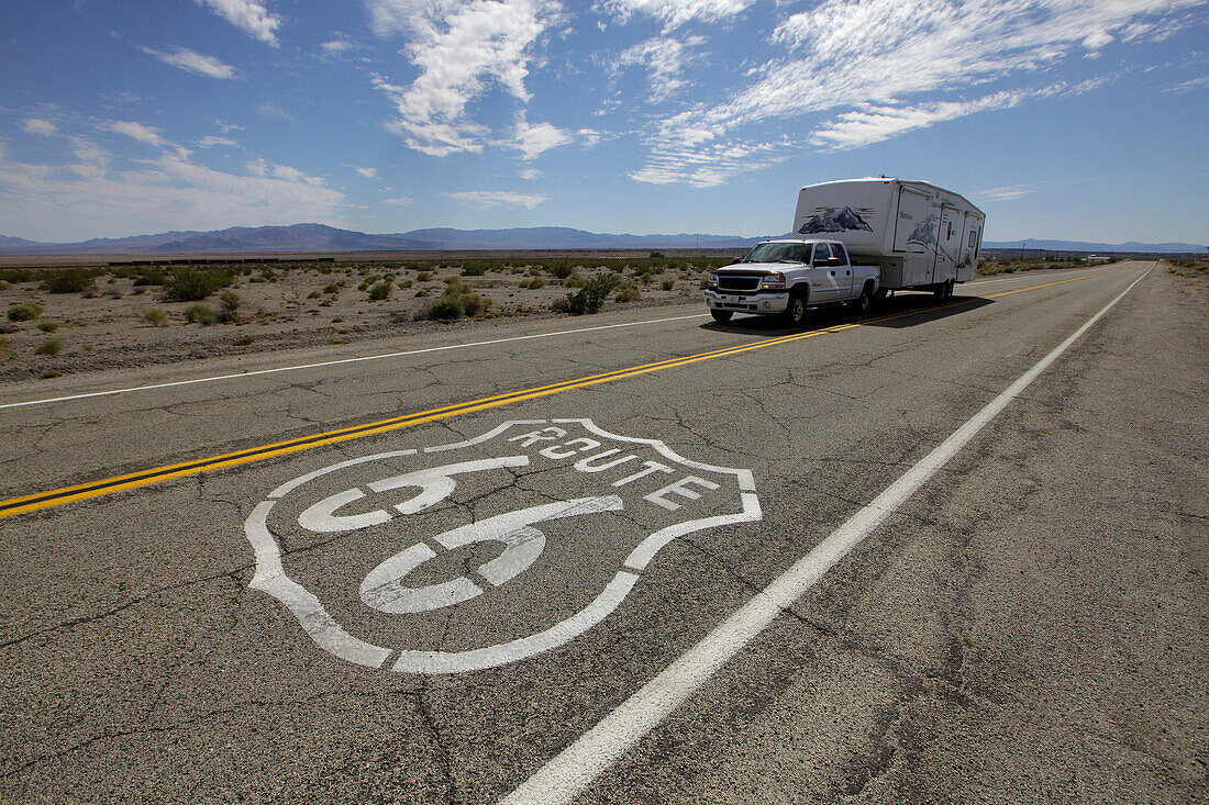Usa, Wohnmobil fährt durch die Wüste entlang der Route 66; Kalifornien