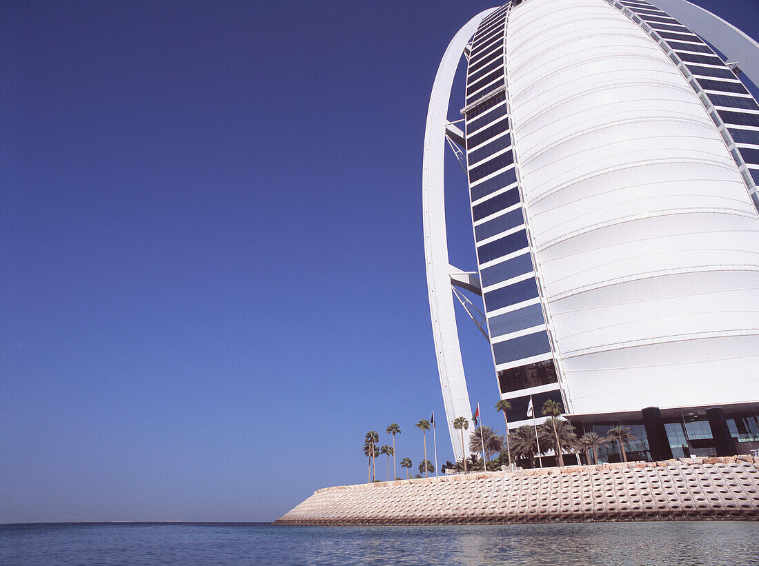 Blick auf Gebäude am Meer - Burj Al Arab, Dubai Chris Caldicott / Axiom