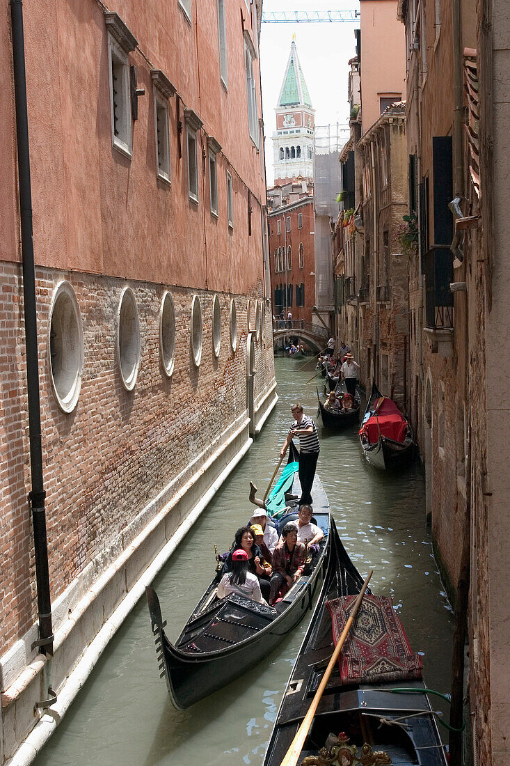 Gondeln in engem Kanal, Venedig, Italien.
