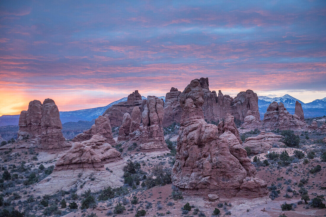 Sonnenaufgang im Winter im Arches National Park, Utah.