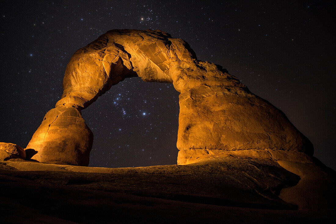 Das Sternbild Orion leuchtet durch den Delicate Arch im Arches National Park, Utah.