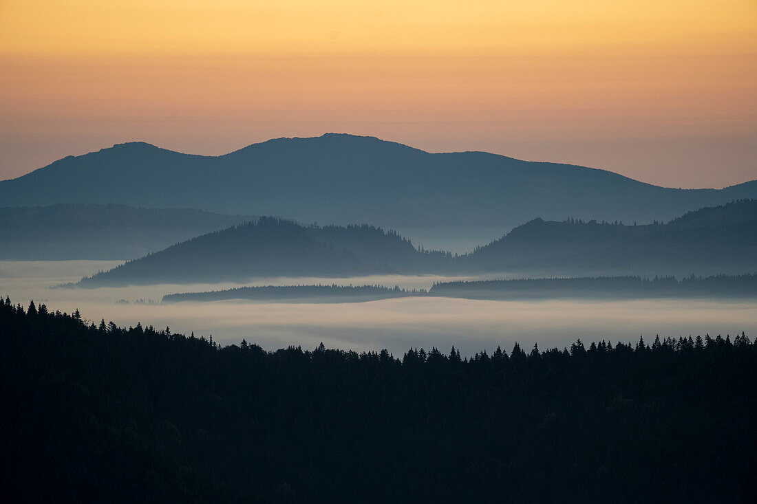 Morgendämmerung über den Karpaten in der Nähe von Tasuleasa Soziale NGO für den Wanderweg Via Transilvanica durch Siebenbürgen; Siebenbürgen, Rumänien