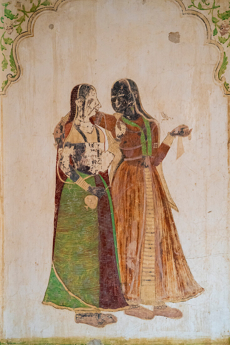 Wandgemälde an der Wand einer Kammer mit zwei Frauen in traditioneller Kleidung im Ahhichatragarh Fort (Nagaur Fort); Nagaur, Rajasthan, Indien