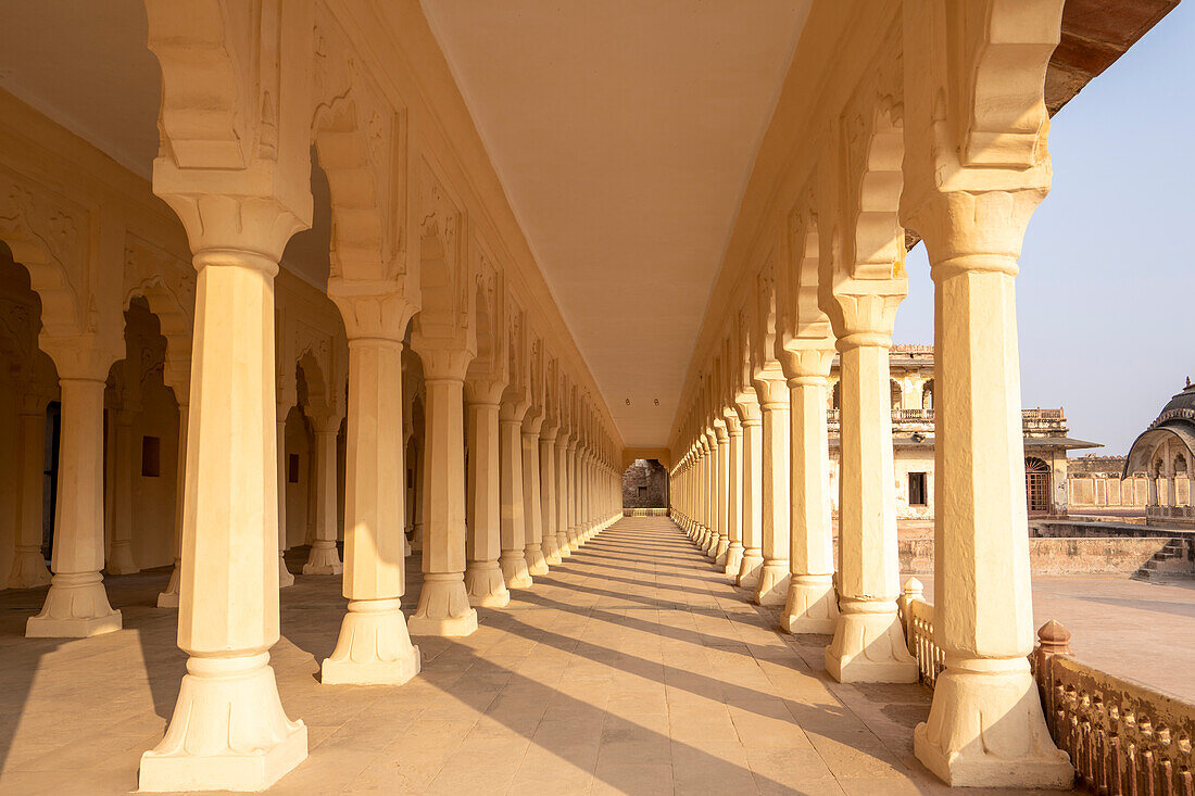 Säulengang des Innenhofs im Ahhichatragarh Fort (Nagaur Fort); Nagaur, Rajasthan, Indien