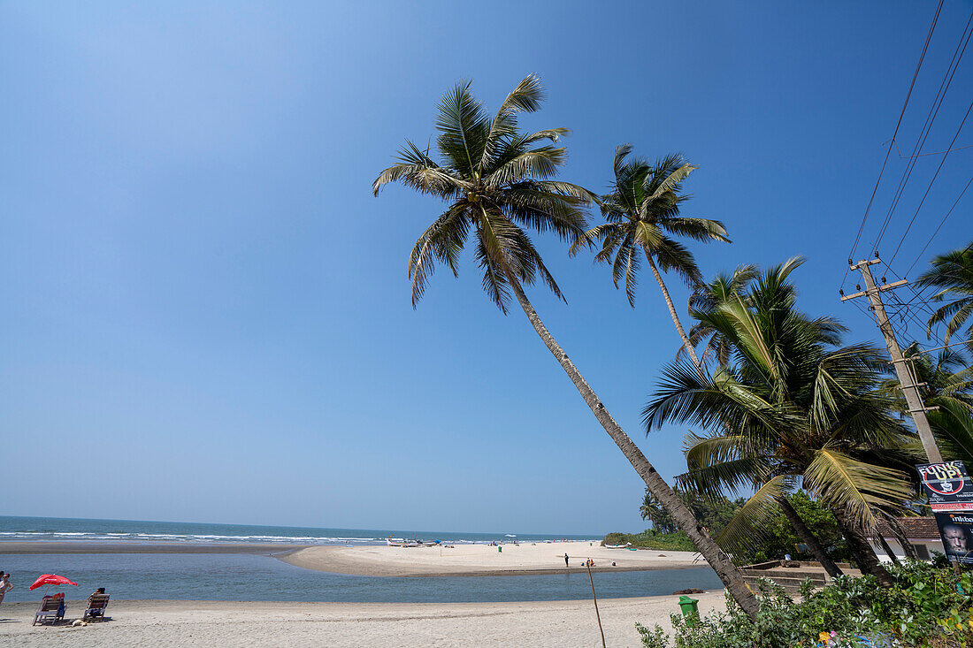Menschen entspannen sich am Ashwem Beach in Nord-Goa; Ashwem, Goa, Indien