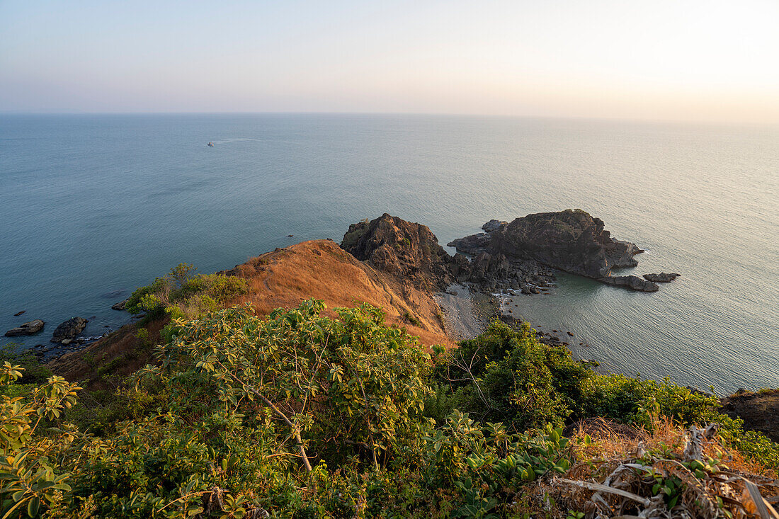 Blick auf die Küste von den Festungsmauern, Cabo de Rama Fort; Süd-Goa, Goa, Indien