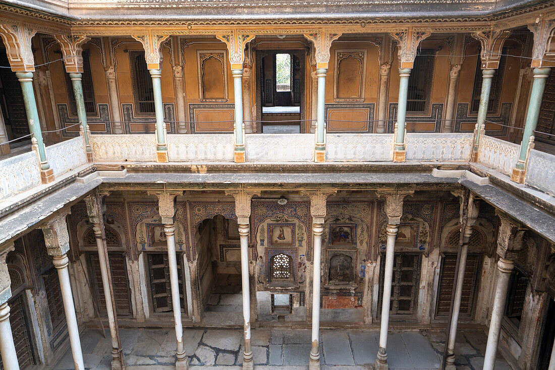 Interner Balkon um den Innenhof eines Painted Haveli; Nawalgarh, Shekawati, Rajasthan, Indien