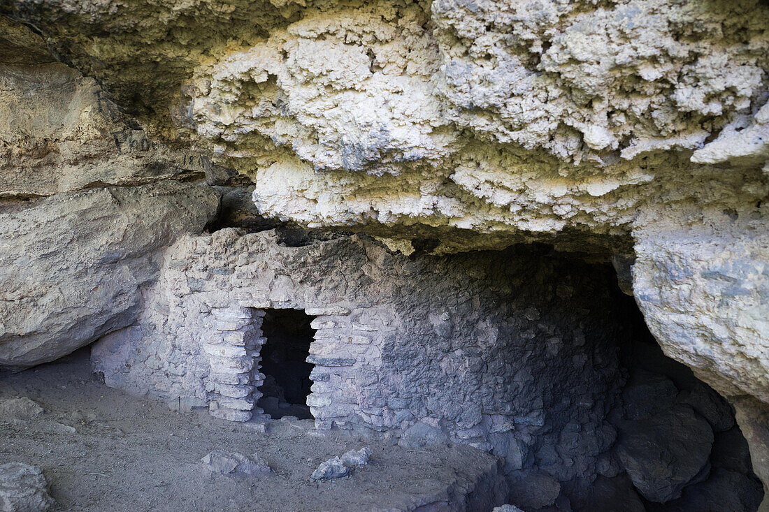 Ein in die Höhlen von Montezuma's Well gebautes Haus; Arizona