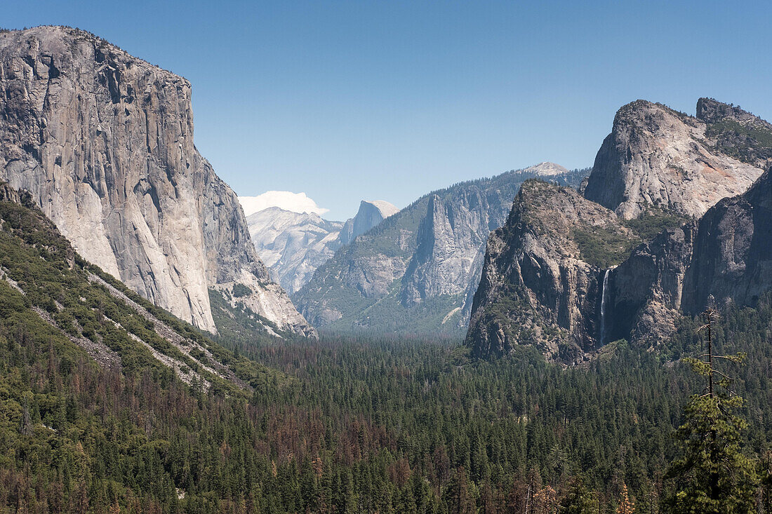 Ein Blick auf die Bridal Veil Falls und den Yosemite National Park vom Tunnel View aus; Yosemite National Park, Kalifornien, Vereinigte Staaten von Amerika