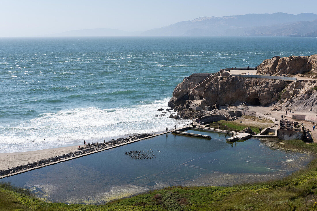 Ein Blick auf die Sutra Baths am Point Lobos nahe Lands End; San Francisco, Kalifornien, Vereinigte Staaten von Amerika