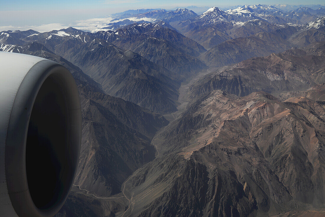 Nahaufnahme eines Turbinentriebwerks eines Flugzeugs mit Blick auf die Anden zwischen Argentinien und Chile; Argentinien und Chile Grenze, Chile