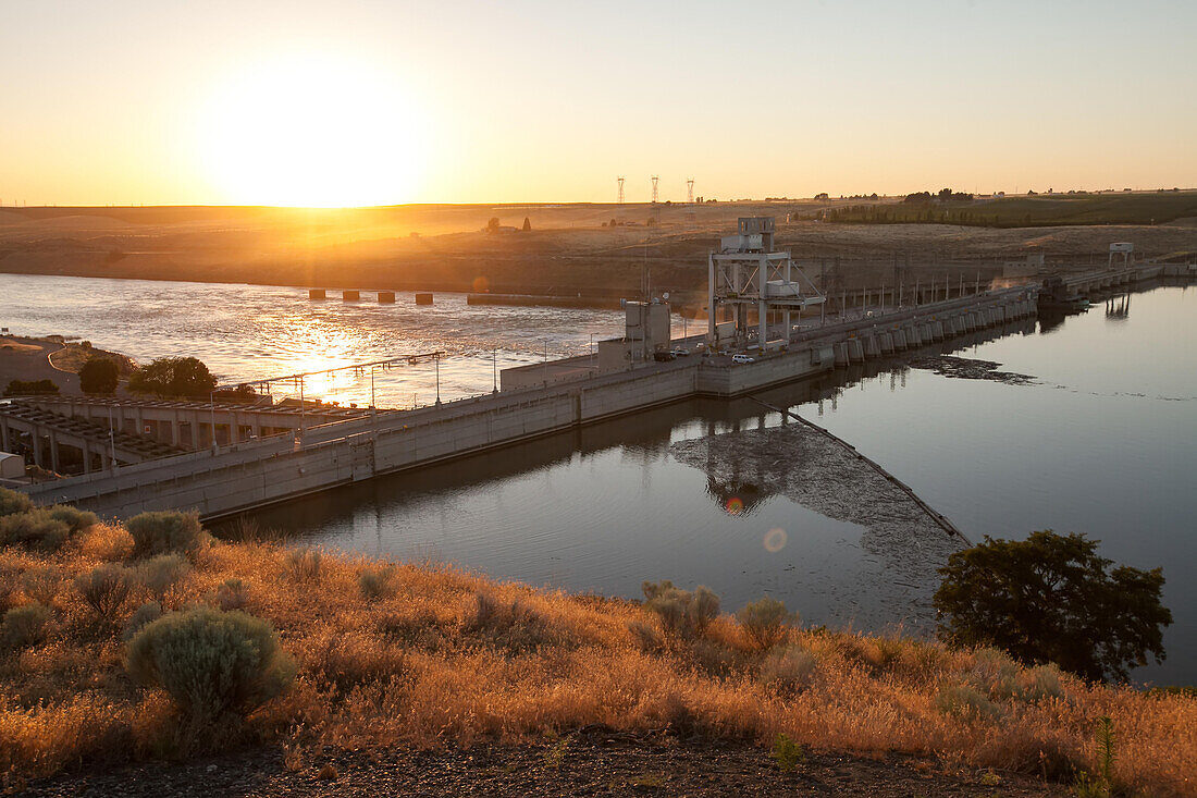 Die Sonne geht in der Nähe des Snake River und des Ice Harbor Dam unter; Snake River, Richland, Washington