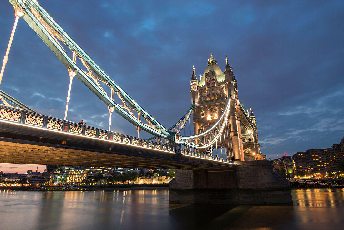 Dämmerung an der Tower Bridge und der Themse in London, England.