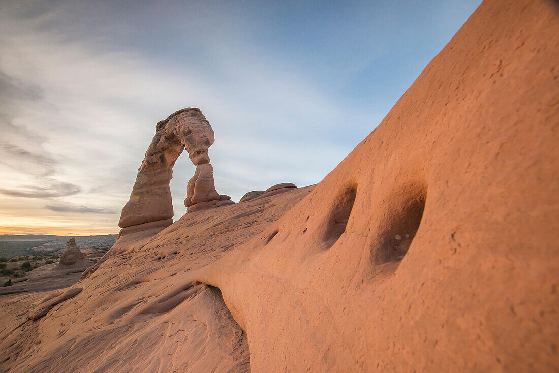 Sonnenuntergang am Delicate Arch, gelegen im Arches National Park, Utah.