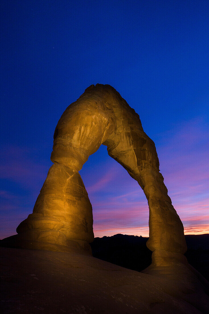 Sonnenuntergang am Delicate Arch, gelegen im Arches National Park, Utah.