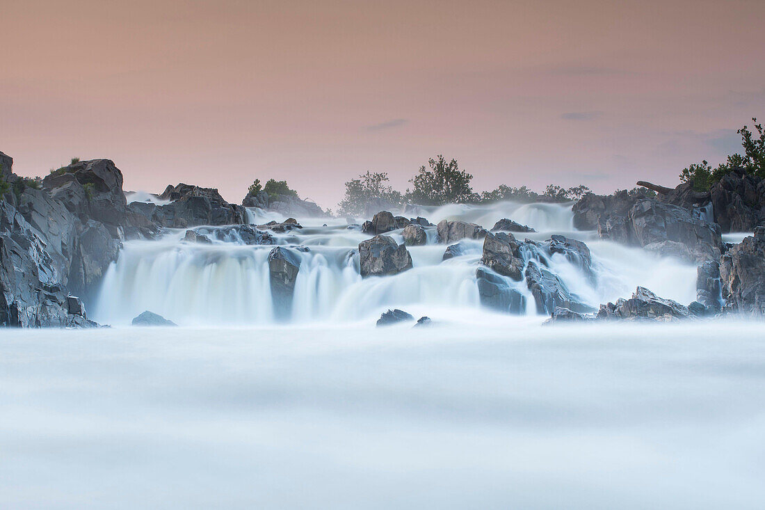 Der Potomac River stürzt durch eine felsige Schlucht bei Great Falls.