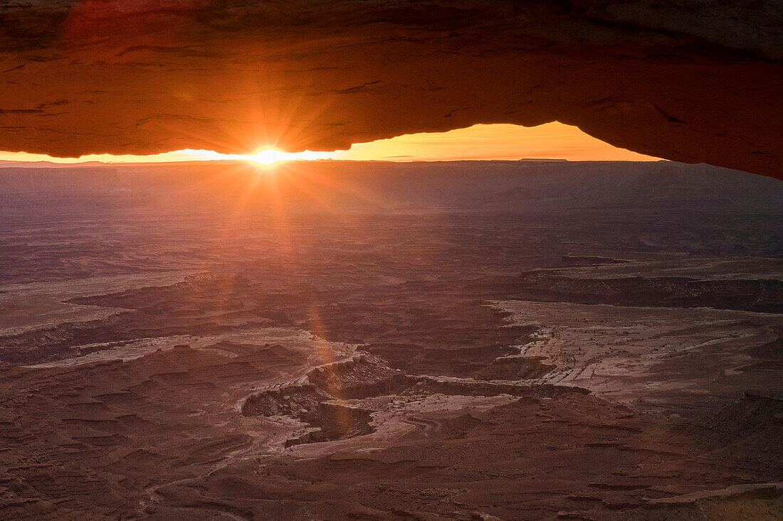 Sonnenaufgang über dem Canyonlands National Park, gesehen durch den Mesa Arch.