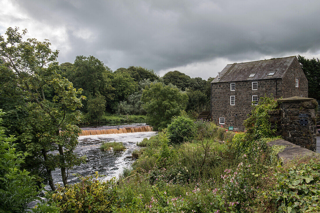 Bonner Mühle neben dem Bushmills River in der Grafschaft Antrim, Nordirland, Großbritannien.