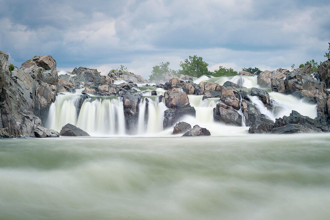 Der Potomac River fließt über die Great Falls.