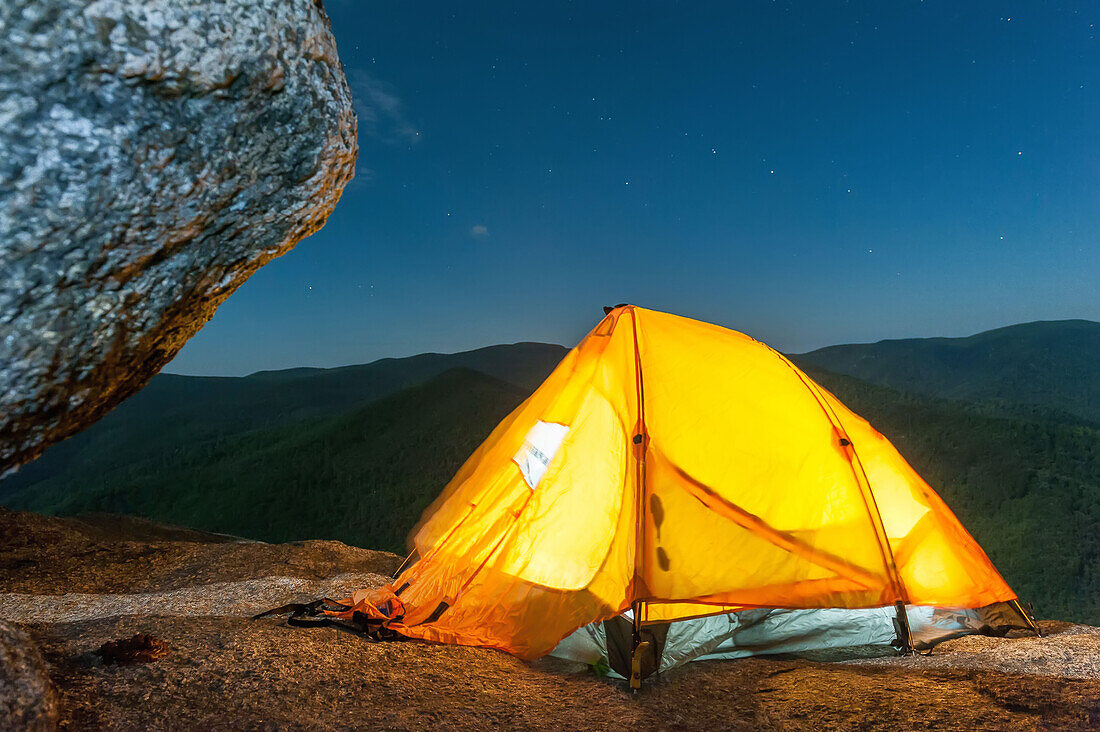 Ein Zelt ist nachts im Shenandoah National Park, Virginia, beleuchtet.