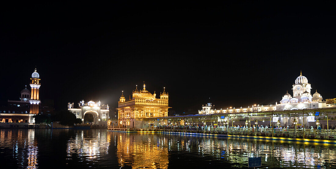 Der Goldene Tempel (Sri Harmandir Sahib) Gurdwara und Sarovar (Pool of Nectar), in der Abenddämmerung; Amritsar, Punjab, Indien