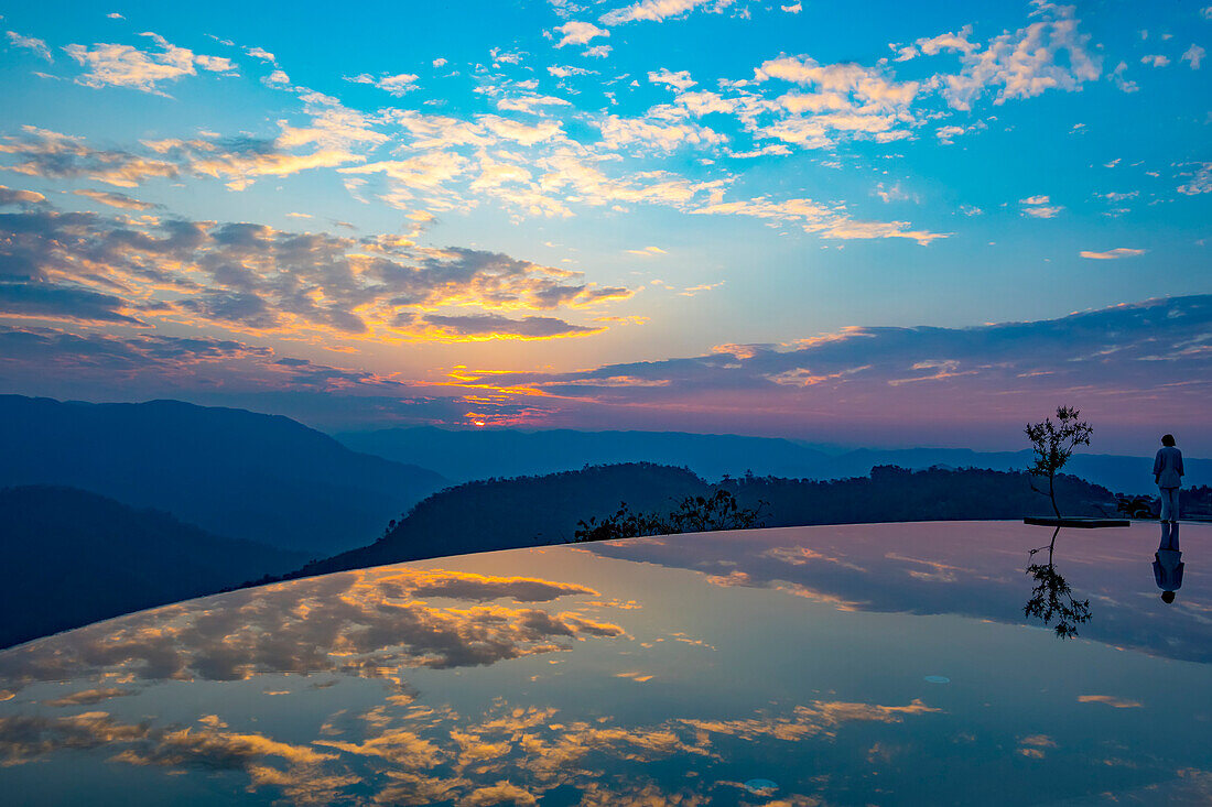 Prakriti Shakti Naturopathy Retreat mit Infinity-Pool bei Sonnenaufgang; Kochi, Kerala, Indien