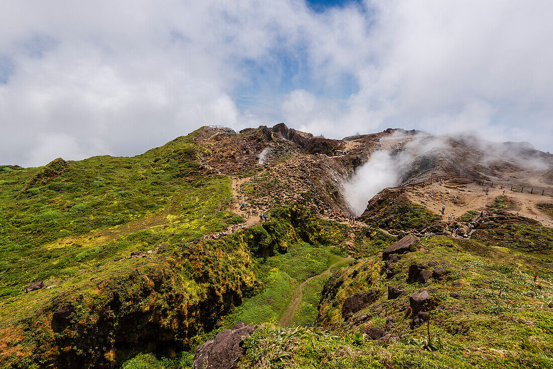 Wanderer auf dem Bergpfad in der Nähe des Gipfels des La Grande Soufriere, dessen Krater Gase ausstößt, Basse-Terre; Guadeloupe, Französische Westindische Inseln