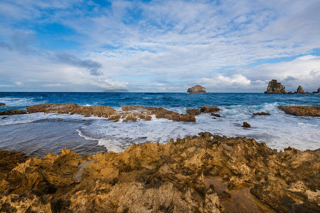 Wellen brechen an den Felsformationen an der Küste bei Pointe des Chateaux auf Grande-Terre; Guadeloupe, Französisch-Westindien