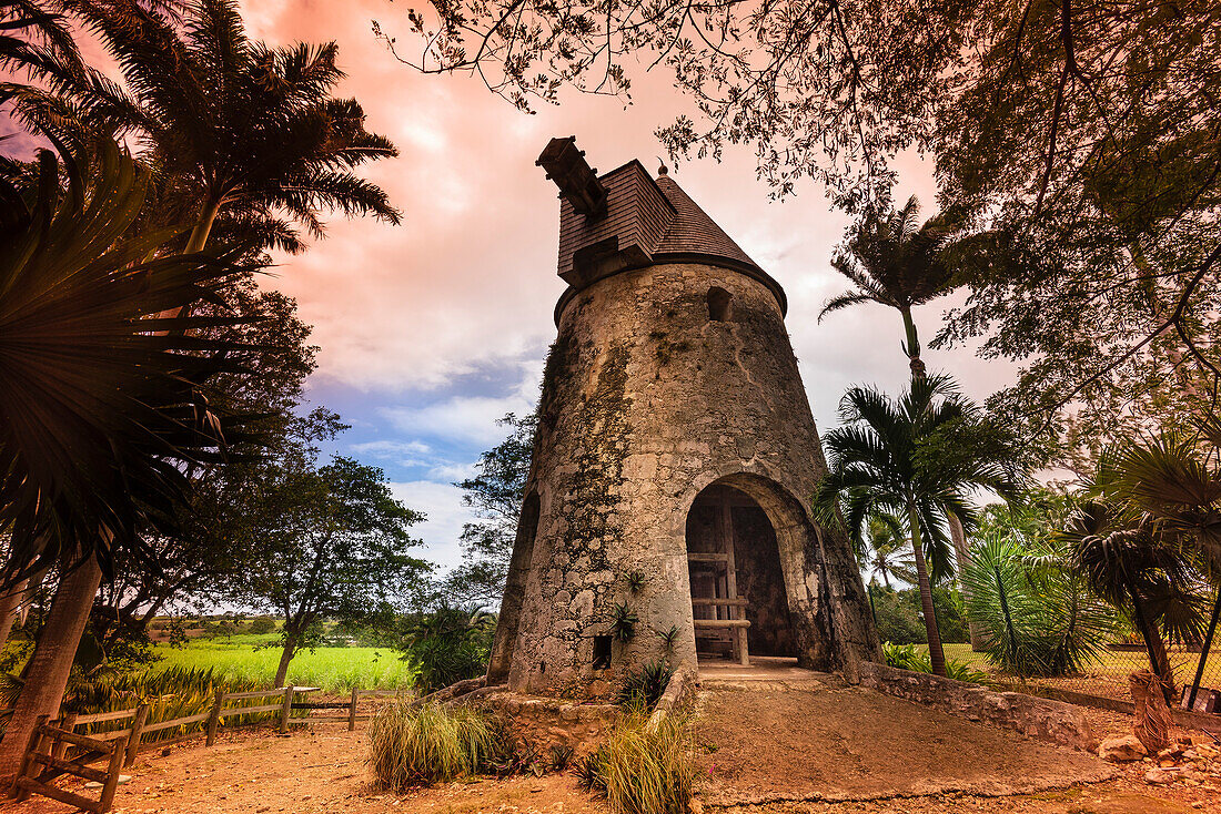 Alte Windmühle auf dem Gelände der Damoiseau Distillery, Überreste der ehemaligen Zuckermühle, Le Moule auf Grande-Terre; Guadeloupe, Französisch-Westindien
